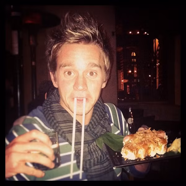 Tiền vệ Stuart Holden của Bolton rất ăn ảnh với kiểu ma cà rồng Tiền vệ Stuart Holden của Bolton rất ăn ảnh với kiểu ma cà rồng