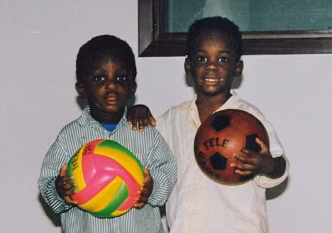 Anh em Balotelli hồi bé (Mario - phải, Enoch - trái) Anh em Balotelli hồi bé (Mario - phải, Enoch - trái)