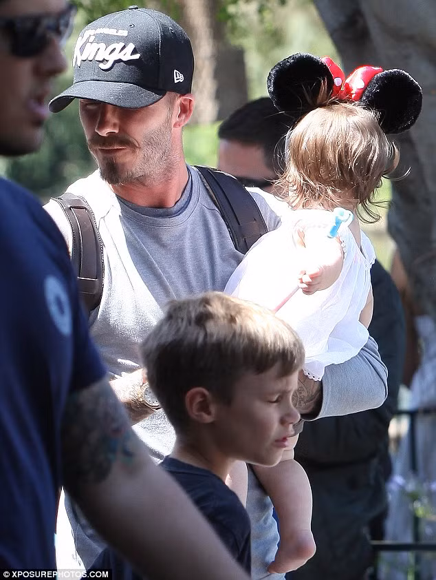 Harper ngộ nghĩnh với chiếc mũ Mickey Harper ngộ nghĩnh với chiếc mũ Mickey