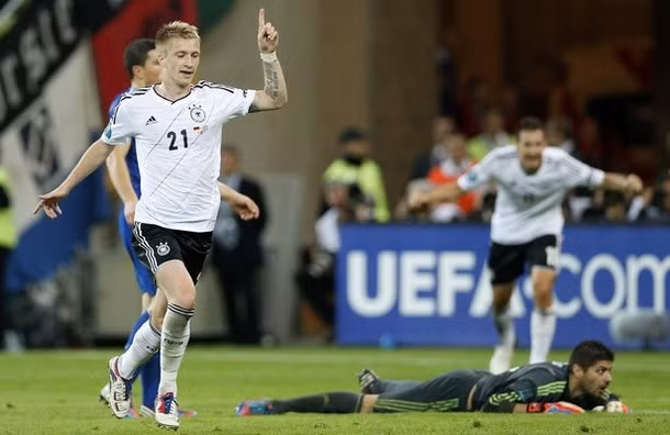 Tiền vệ phải: Marco Reus (Đức). Trong lần hiếm hoi được đá dính, Reus đã không phụ lòng ông thầy Loew bằng việc hoạt động cực kỳ hiệu quả bên hành lang phải. Có lẽ anh sẽ lấy suất của Mueller ở trận bán kết.