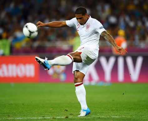 Hậu vệ phải: Glen Johnson (Anh) Anh bị loại trong một trận đấu họ yếu hơn về mọi mặt. Nhưng Johnson là điểm nổi bật có lẽ là duy nhất với những pha dốc bóng nguy hiểm. Tiếc rằng các tiền đạo của Tam sư đã không thể tận dụng cố gắng của Johnson để sớm dứt điểm trận đấu