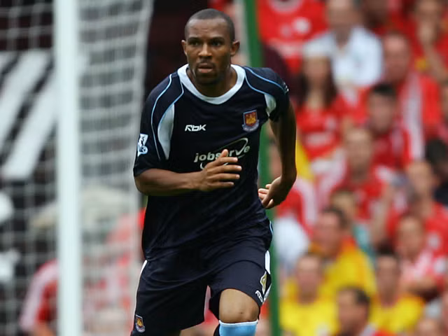Trung vệ: Danny Gabbidon