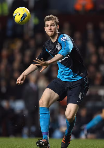 Per Mertesacker cao to nhưng lại chơi đầu tệ