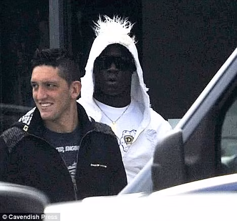 Balotelli vừa khoe mốt mới, khi anh mặc chiếc áo khoác với chiếc mào trên mũ