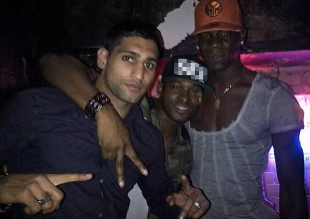 Đáng nói ở chỗ VĐV Balotelli mới quen là Amir Khan, người đang bị chỉ trích thậm tệ vì nhổ nước bọt vào HLV của mình Đáng nói ở chỗ VĐV Balotelli mới quen là Amir Khan, người đang bị chỉ trích thậm tệ vì nhổ nước bọt vào HLV của mình