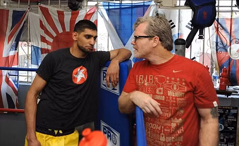Amir Khan vừa chia tay với HLV sau những bất đồng mà đỉnh điểm là việc tay đấm này nhổ nước bọt vào mặt thầy Amir Khan vừa chia tay với HLV sau những bất đồng mà đỉnh điểm là việc tay đấm này nhổ nước bọt vào mặt thầy