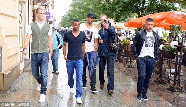 Cùng kế hoạch đi dạo là những ngôi sao của tuyển Anh như Joe Hart, Ashley Cole hay Chamberlain