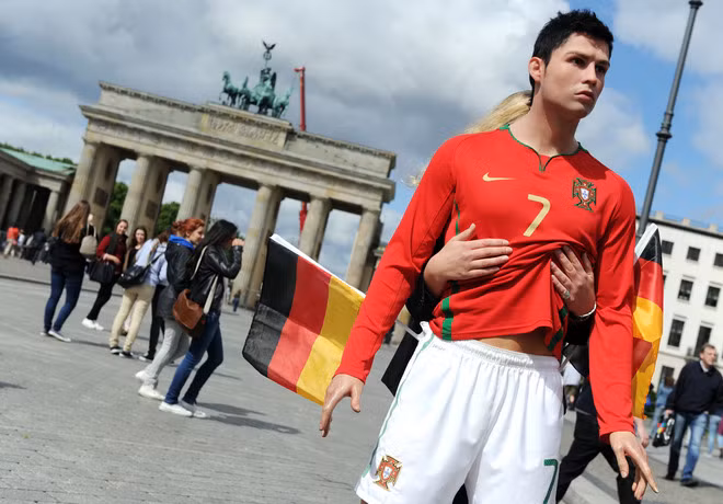 Bức tượng Ronaldo được đặt lẻ loi giữa quảng trường Berlin Bức tượng Ronaldo được đặt lẻ loi giữa quảng trường Berlin
