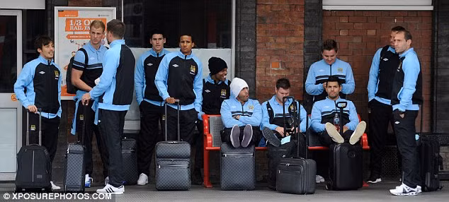 Trong khi những Tevez, Aguero buồn chân buồn tay vì không có việc gì làm khi chờ tàu đến London Trong khi những Tevez, Aguero buồn chân buồn tay vì không có việc gì làm khi chờ tàu đến London