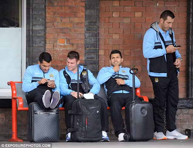 Tevez sau đành chơi game Tevez sau đành chơi game