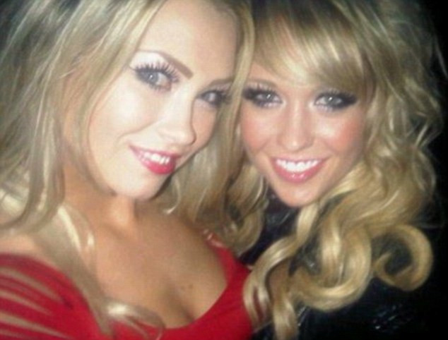 Sophie Reade (trái) bên cạnh người bạn đã cướp Balotelli