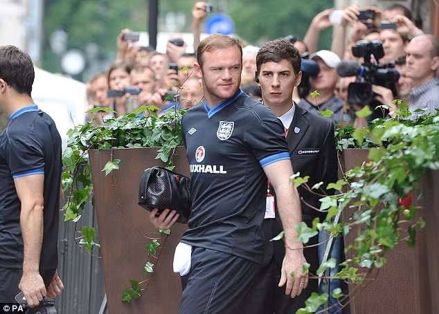Trong khi Rooney...