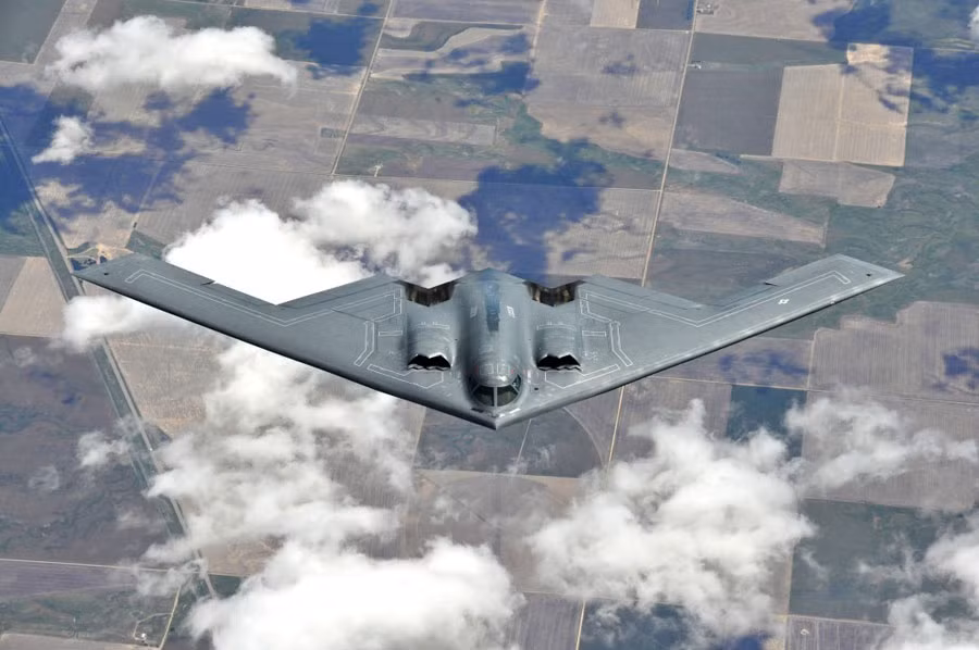 Máy bay ném bom B-2 tiếp dầu trên không từ máy bay chở dầu KC-135R tại căn cứ Không quân Whiteman.