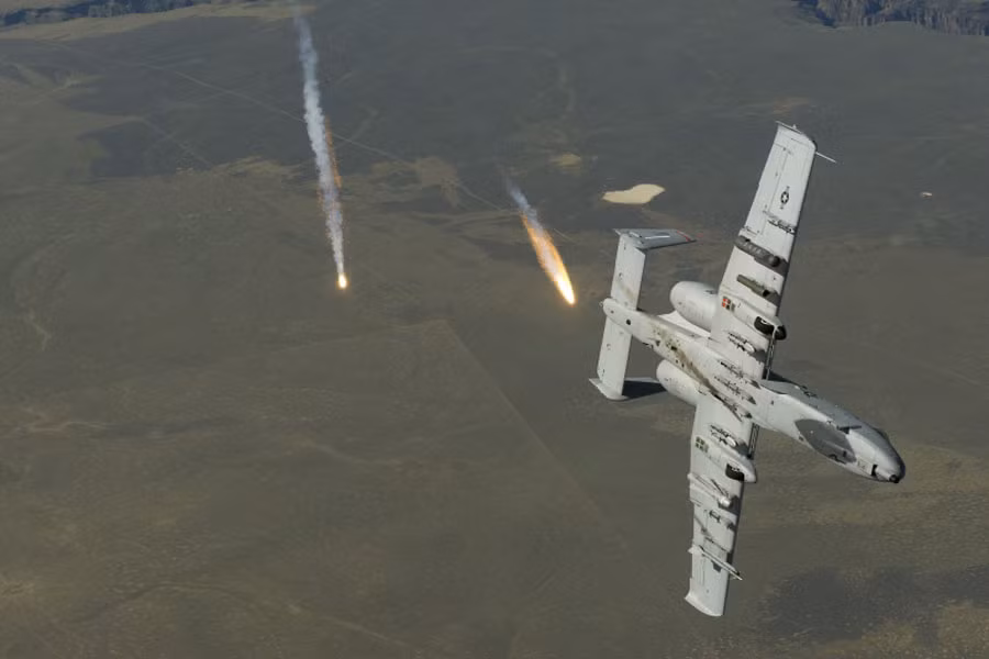 A-10 Thunderbolt II bắn pháo sáng trước khi tiếp nhận nhiên liệu từ máy bay chở dầu KC-135 ở miền nam Idaho.