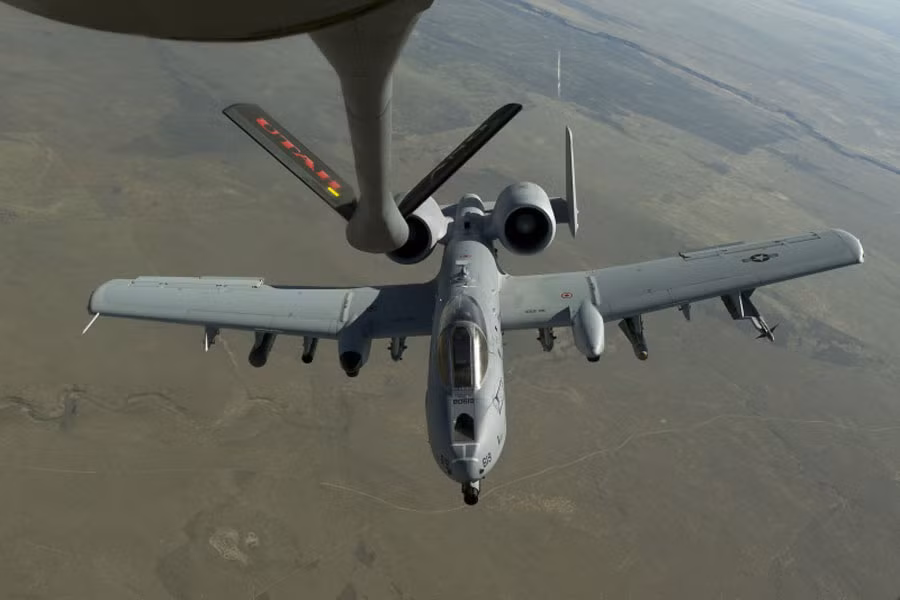 Máy bay A-10 Thunderbolt II và KC-135 thực hiện tiếp nhiên liệu.