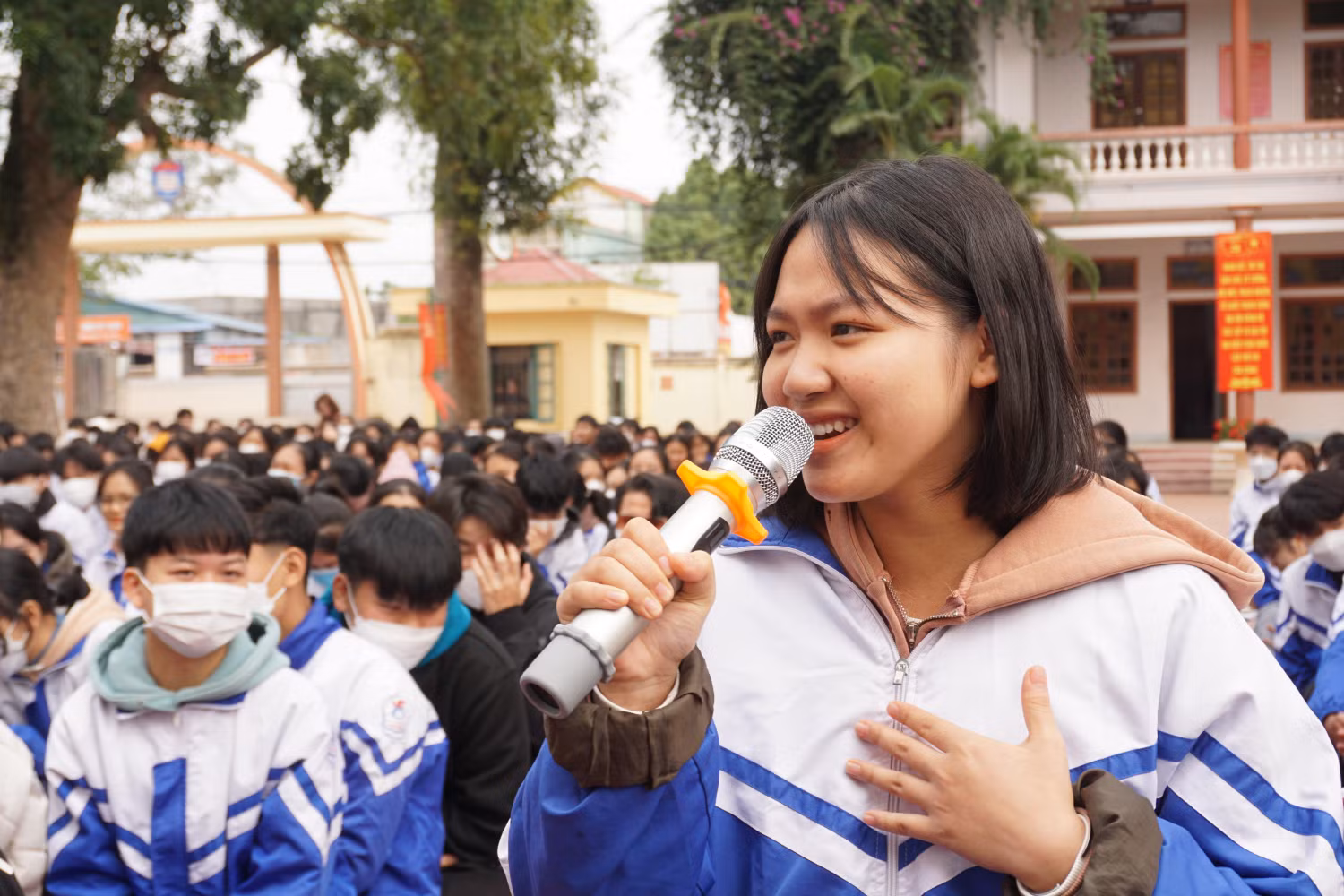 Học sinh Nguyễn Thị Lan Anh chia sẻ những kỷ niệm đẹp về mái trường cùng bạn bè, thầy cô giáo. Ảnh: Nguyên Phương