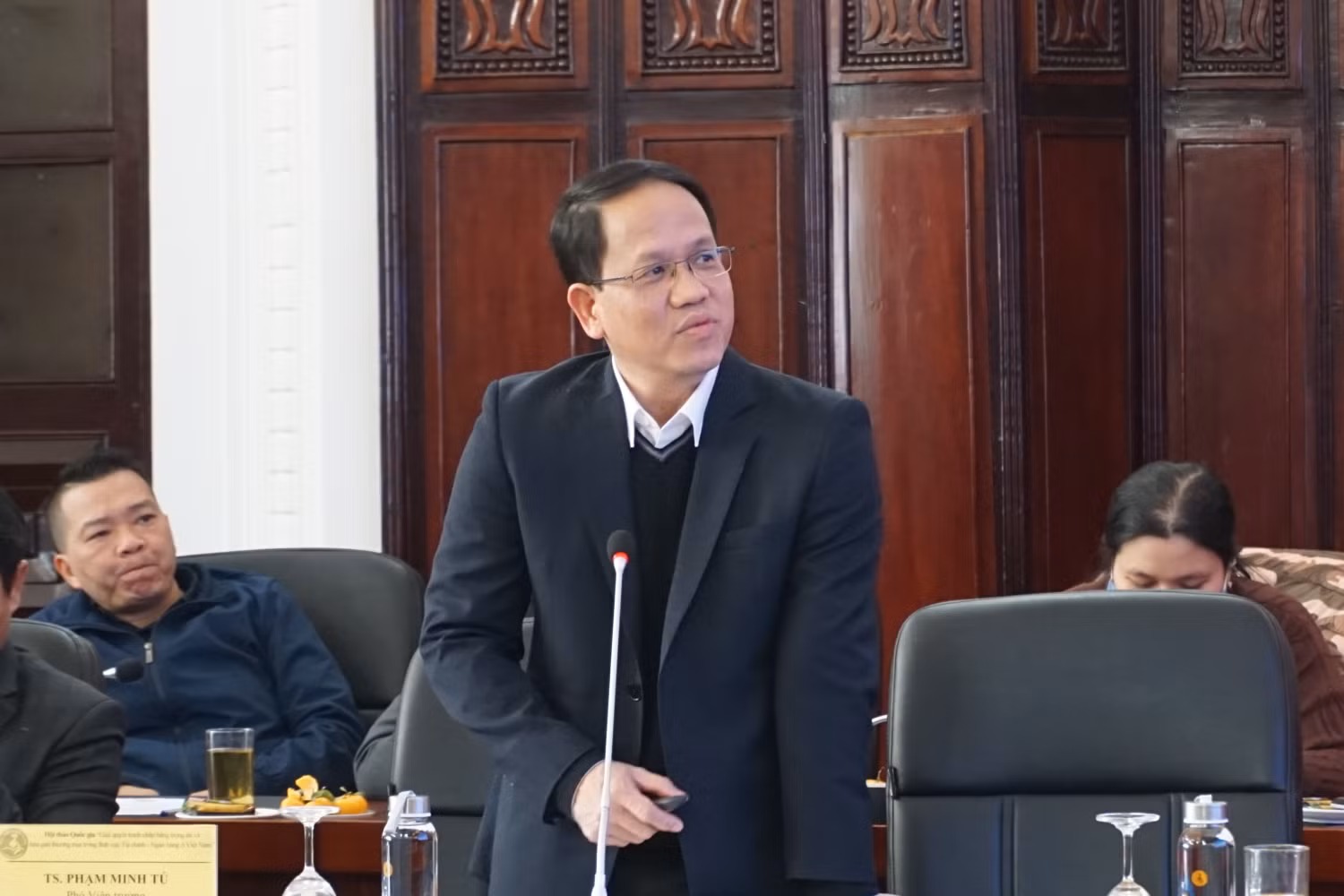 Tiến sĩ Phạm Minh Tú chia sẻ về vấn đề giải quyết tranh chấp trong lĩnh vực tài chính – ngân hàng. Ảnh: Phạm Minh