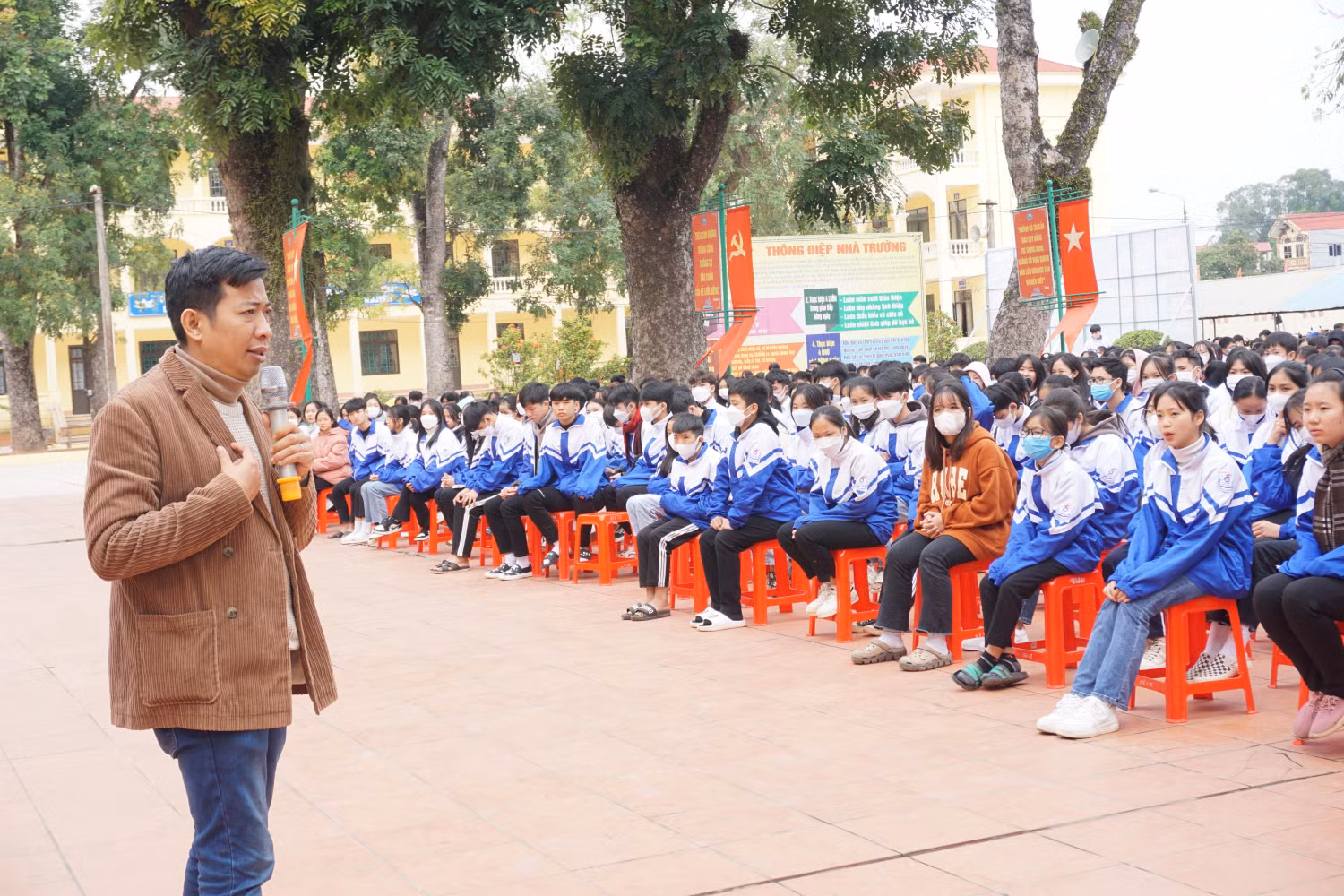 Với lối trò chuyện cởi mở cùng những câu chuyện thú vị, anh Chánh Văn đã dành trọn cảm tình của các em học sinh. Ảnh: Nguyên Phương