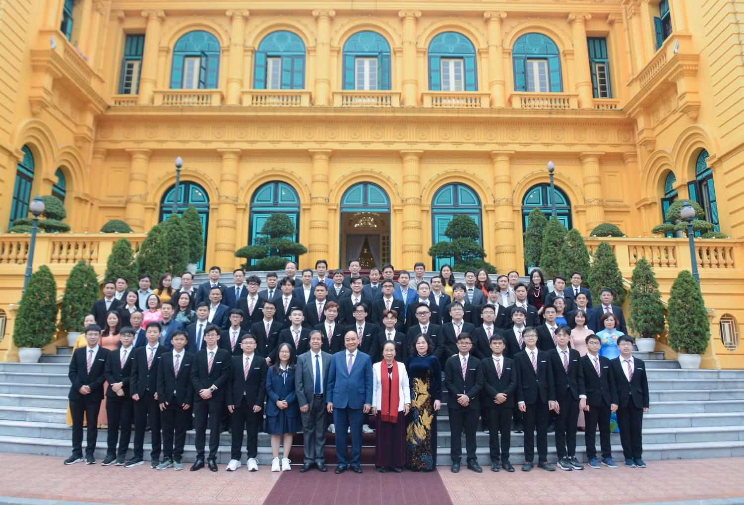 Chủ tịch nước Nguyễn Xuân Phúc gặp mặt, biểu dương 33 học sinh đoạt giải Olympic và Khoa học kỹ thuật quốc tế năm 2022. Ảnh: Bộ Giáo dục và Đào tạo Chủ tịch nước Nguyễn Xuân Phúc gặp mặt, biểu dương 33 học sinh đoạt giải Olympic và Khoa học kỹ thuật quốc tế năm 2022. Ảnh: Bộ Giáo dục và Đào tạo