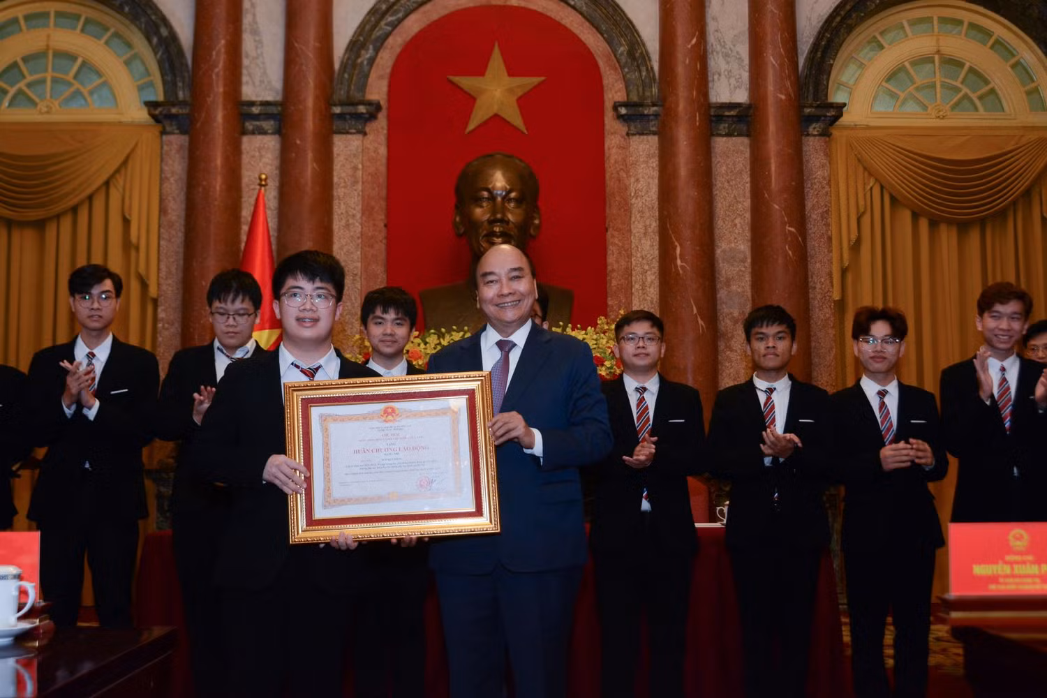 Chủ tịch nước Nguyễn Xuân Phúc trao tặng Huân chương lao động cho các em học sinh. Ảnh: Bộ Giáo dục và Đào tạo Chủ tịch nước Nguyễn Xuân Phúc trao tặng Huân chương lao động cho các em học sinh. Ảnh: Bộ Giáo dục và Đào tạo