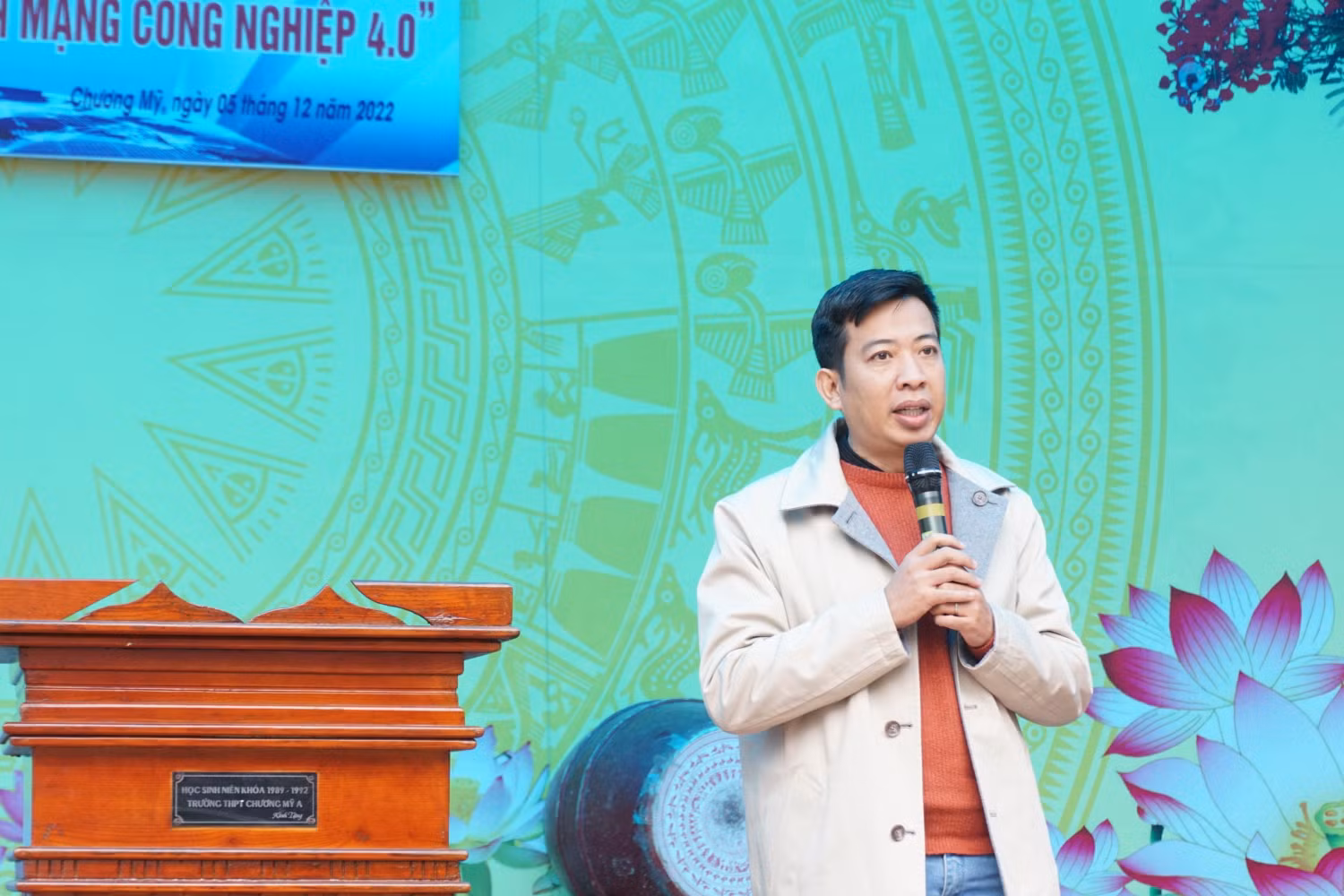 Diễn giả - nhà văn, nhà báo Hoàng Anh Tú chia sẻ nhiều câu chuyện thú vị về nghề nghiệp thời đại cách mạng công nghiệp 4.0. Ảnh: Nguyên Phương Diễn giả - nhà văn, nhà báo Hoàng Anh Tú chia sẻ nhiều câu chuyện thú vị về nghề nghiệp thời đại cách mạng công nghiệp 4.0. Ảnh: Nguyên Phương