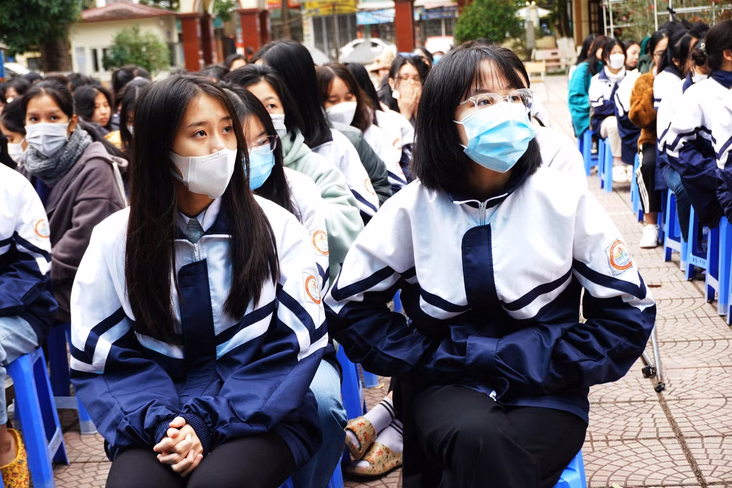 Các em học sinh chăm chú lắng nghe chia sẻ của diễn giả Hoàng Anh Tú. Ảnh: Nguyên Phương Các em học sinh chăm chú lắng nghe chia sẻ của diễn giả Hoàng Anh Tú. Ảnh: Nguyên Phương