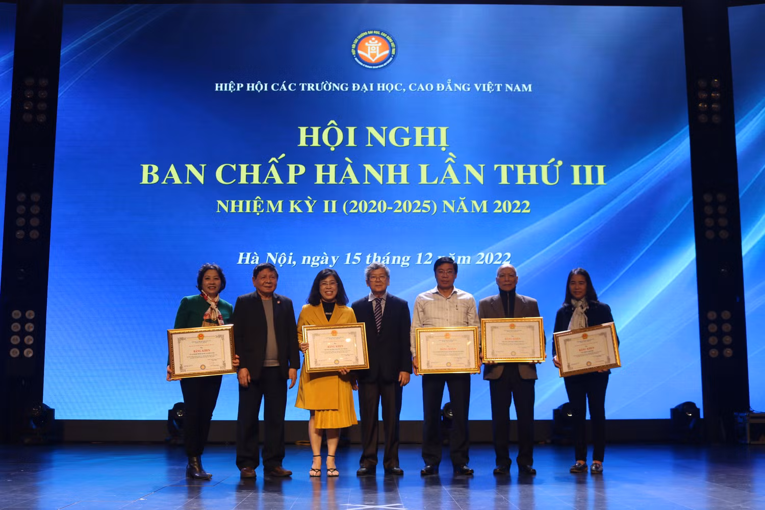 Các đơn vị, tổ chức được Hiệp hội trao tặng Bằng khen vì đã có thành tích xuất sắc trong năm 2022. (Ảnh: Doãn Nhàn) Các đơn vị, tổ chức được Hiệp hội trao tặng Bằng khen vì đã có thành tích xuất sắc trong năm 2022. (Ảnh: Doãn Nhàn)