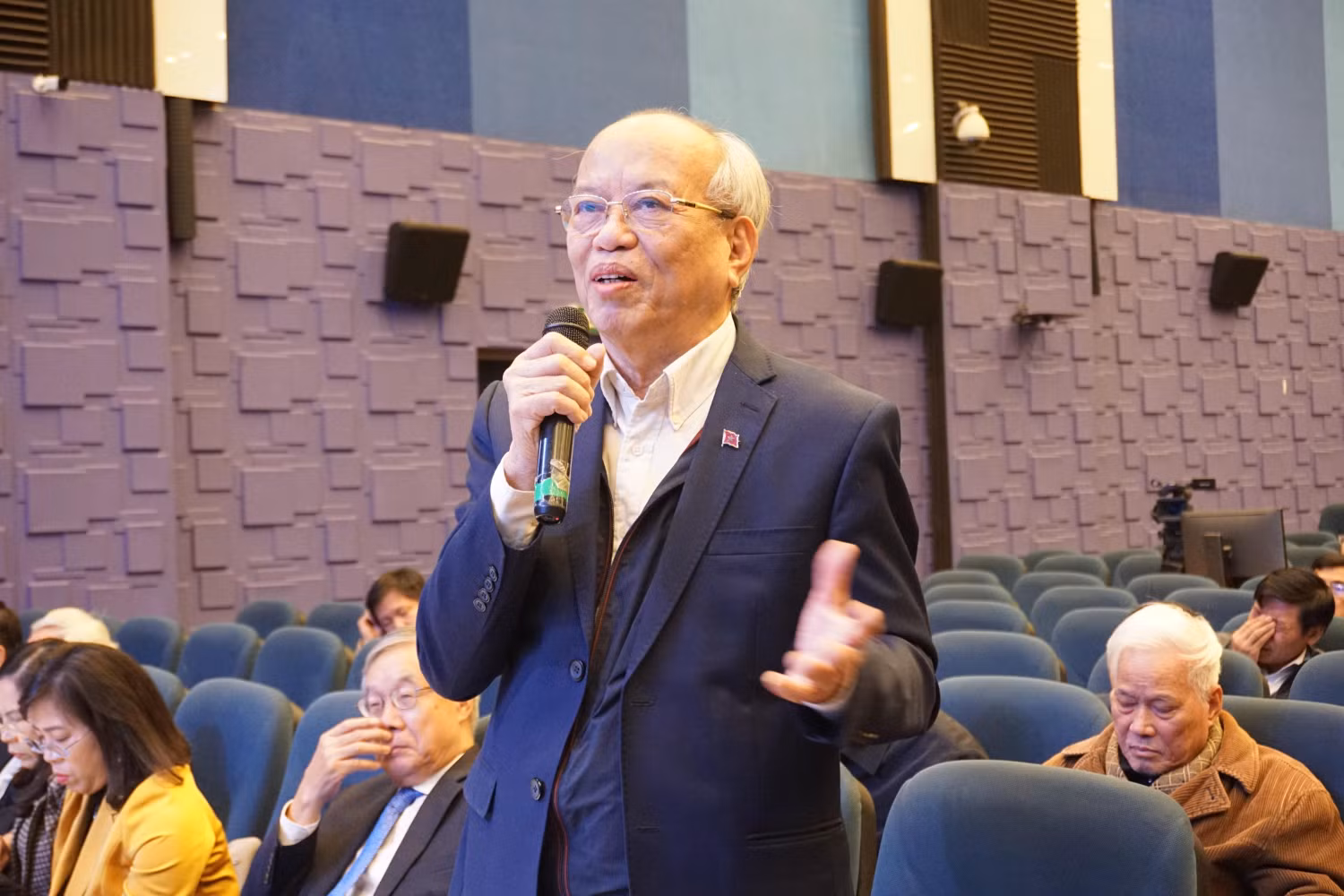 Giáo sư, Tiến sĩ Trình Quang Phú - Viện trưởng Viện Nghiên cứu phát triển phương Đông chia sẻ tại Hội nghị. Giáo sư, Tiến sĩ Trình Quang Phú - Viện trưởng Viện Nghiên cứu phát triển phương Đông chia sẻ tại Hội nghị.