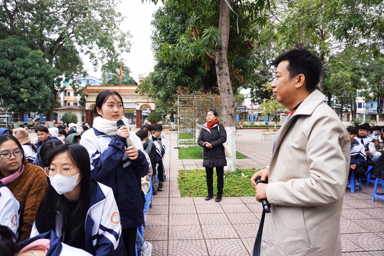 Nhà văn Hoàng Anh Tú chia sẻ với các em học sinh, nghề nghiệp không phân biệt giới tính và người phụ nữ hoàn toàn có thể trở thành những người lãnh đạo tài năng. Ảnh: Nguyên Phương Nhà văn Hoàng Anh Tú chia sẻ với các em học sinh, nghề nghiệp không phân biệt giới tính và người phụ nữ hoàn toàn có thể trở thành những người lãnh đạo tài năng. Ảnh: Nguyên Phương