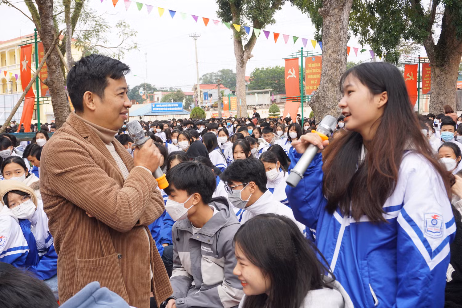 Các em học sinh cùng giao lưu, trò chuyện với anh Chánh Văn về câu chuyện chọn ngành, chọn nghề. Ảnh: Nguyên Phương