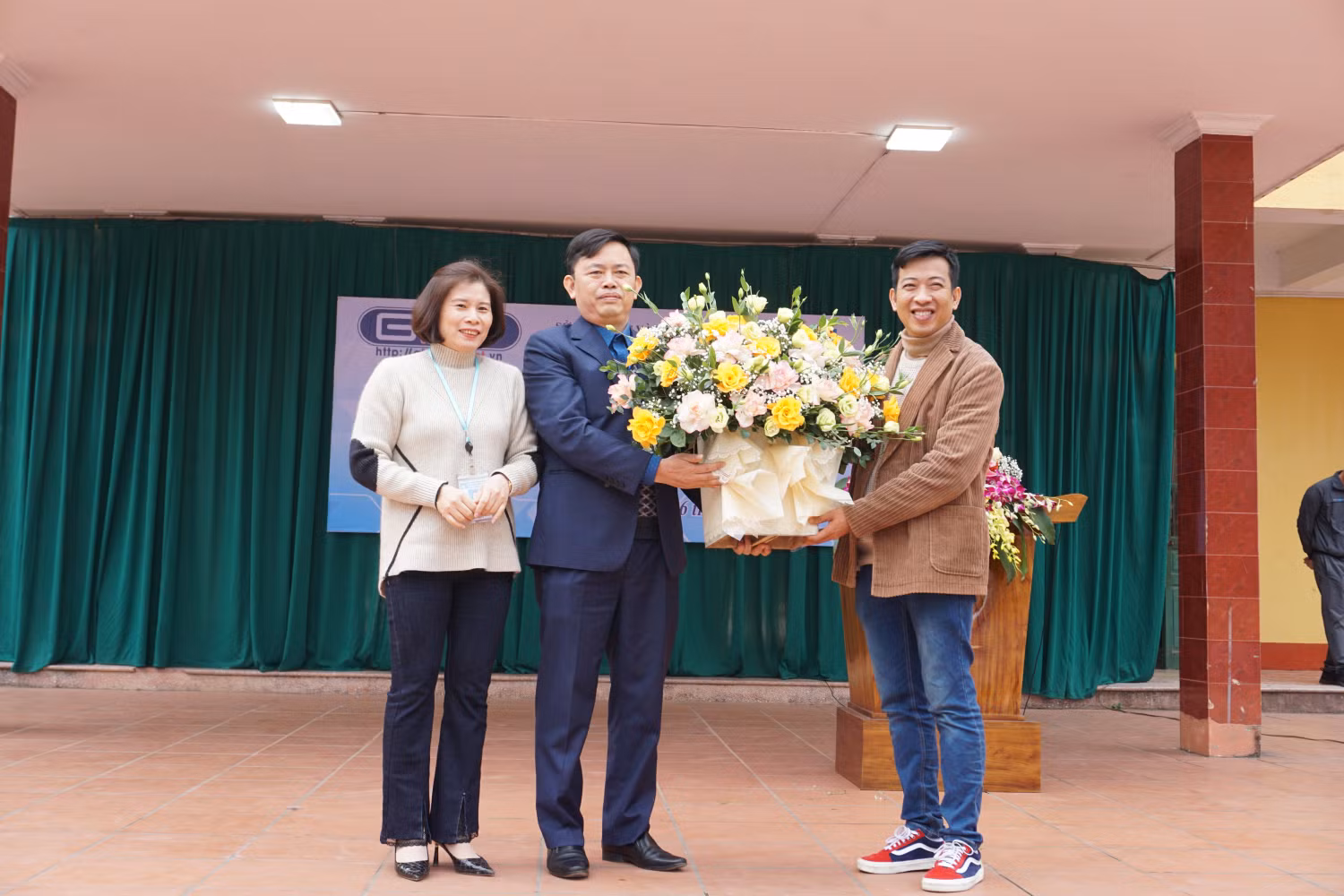 Lãnh đạo Trường Trung học phổ thông Phú Bình gửi lời cảm ơn đến Nhà văn Hoàng Anh Tú và Tạp chí điện tử Giáo dục Việt Nam. Ảnh: Nguyên Phương