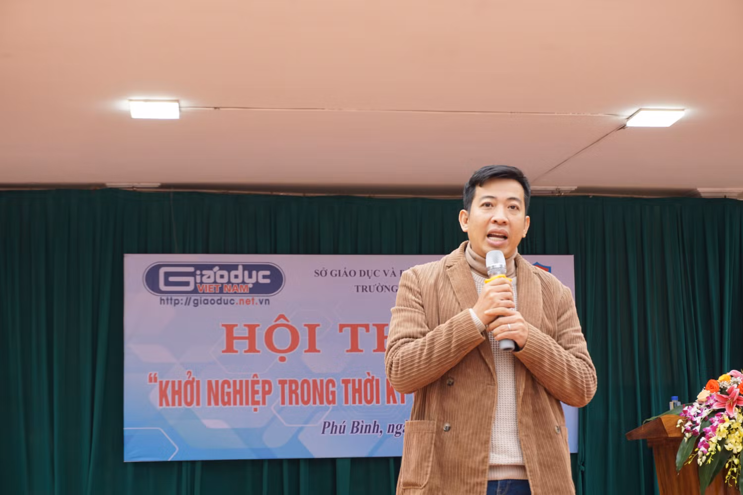 Anh Chánh Văn mang đến những câu chuyện và chia sẻ thú vị cho các em học sinh. Ảnh: Nguyên Phương