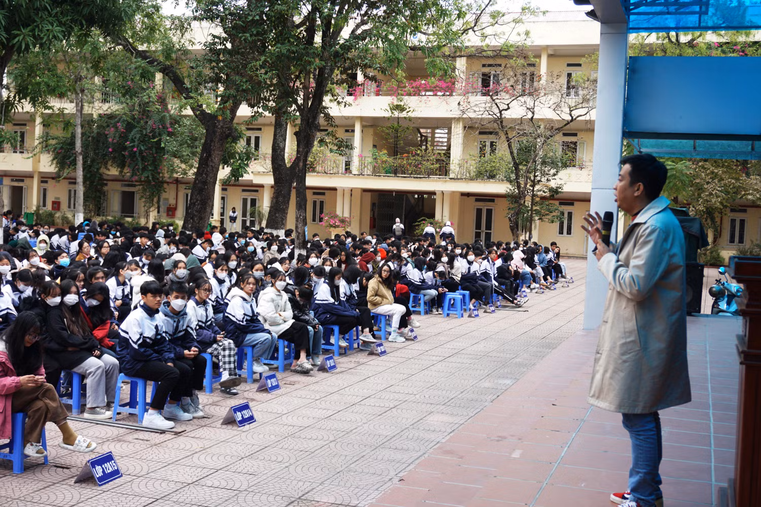 Nhà văn Hoàng Anh Tú chia sẻ, trước sự thay đổi của cuộc cách mạng công nghiệp 4.0, các em học sinh phải chuẩn bị hành trang để trở thành những công dân toàn cầu. Ảnh: Nguyên Phương Nhà văn Hoàng Anh Tú chia sẻ, trước sự thay đổi của cuộc cách mạng công nghiệp 4.0, các em học sinh phải chuẩn bị hành trang để trở thành những công dân toàn cầu. Ảnh: Nguyên Phương