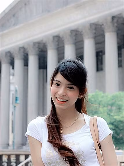 Cô tốt nghiệp từ Đại học Quốc gia Lào. Cô tốt nghiệp từ Đại học Quốc gia Lào.