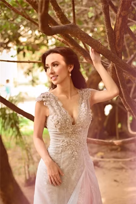 Tất nhiên, những thiết kế váy đính đá và sequin lộng lẫy cũng được Huyền Ny vô cùng ưa chuộng.