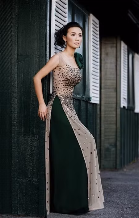 Hay áo dài cách tân vải sheer quyến rũ nhưng lại bị "hỏng" bởi bông hoa lớn màu xanh đậm đính trên vai áo.