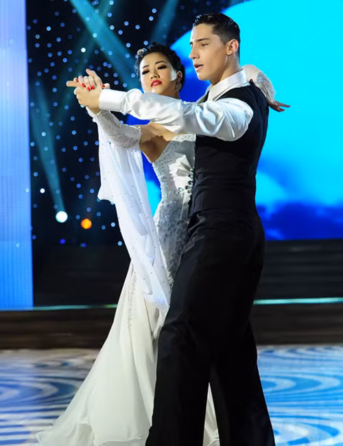 Maya tha thướt trong bộ đầm dạ hội kín kẽ