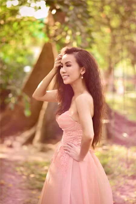 Và ngoài những dáng váy dài chấm gót, thì váy quây ngắn dáng xòe điệu đà, trẻ trung cũng được "lọt" vào mắt nhìn của người đẹp.