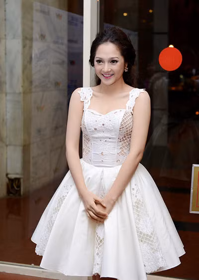 Bảo Anh trung thành với phong cách nữ tính, bay bổng khi chọn chiếc váy trắng bồng bềnh quyến rũ.