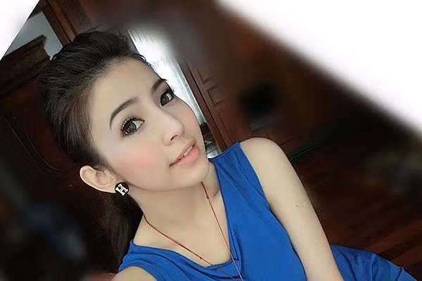 Chandaly Sitphaxay đang là một hot girl được yêu thích trong giới trẻ Lào. Chandaly Sitphaxay đang là một hot girl được yêu thích trong giới trẻ Lào.