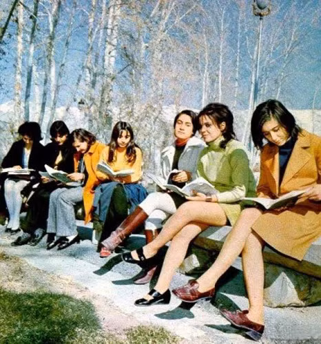 Váy ngắn, giày cao gót và mỹ phẩm là những món đồ mà mọi phụ nữ Iran thời đó thường sở hữu. Không có sự xuất hiện của mạng che mặt hay không những bộ đồ đen kín mít như ngày nay. Váy ngắn, giày cao gót và mỹ phẩm là những món đồ mà mọi phụ nữ Iran thời đó thường sở hữu. Không có sự xuất hiện của mạng che mặt hay không những bộ đồ đen kín mít như ngày nay.