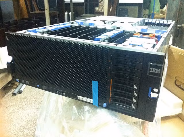 IBM x3850x5 nhìn từ phía trước khi mở vách trên IBM x3850x5 nhìn từ phía trước khi mở vách trên