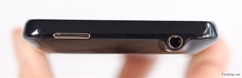 Cạnh trên có phím nguồn và cổng tai nghe 3,5mm Cạnh trên có phím nguồn và cổng tai nghe 3,5mm