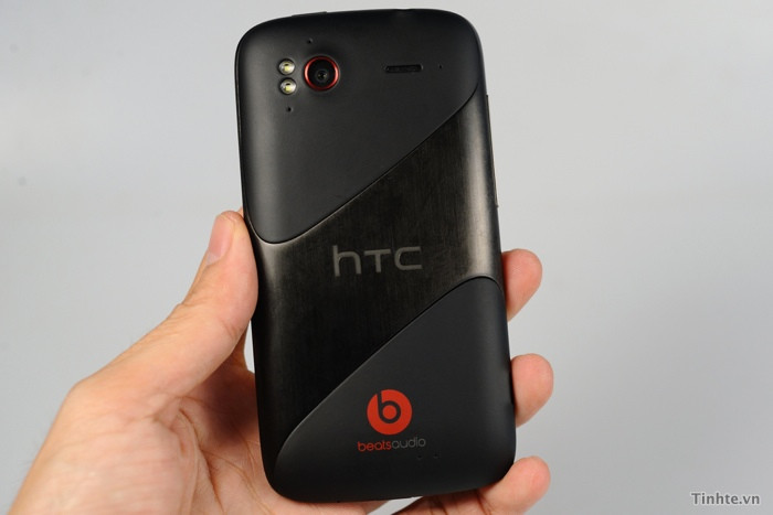 Nổi bật ở phía sau là logo Beats màu đỏ in trên phần in mờ phía dưới của máy. Dưới logo là chữ Beats Audio. Đây là điểm nổi bật nhất, thay đổi mạnh mẽ nhất trên thân của máy.
