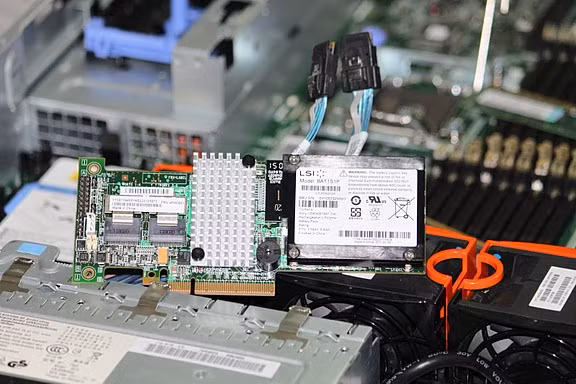IBM x3850x5 sử dụng Cạc điều khiển ổ cứng như dòng máy x3650M3 IBM x3850x5 sử dụng Cạc điều khiển ổ cứng như dòng máy x3650M3