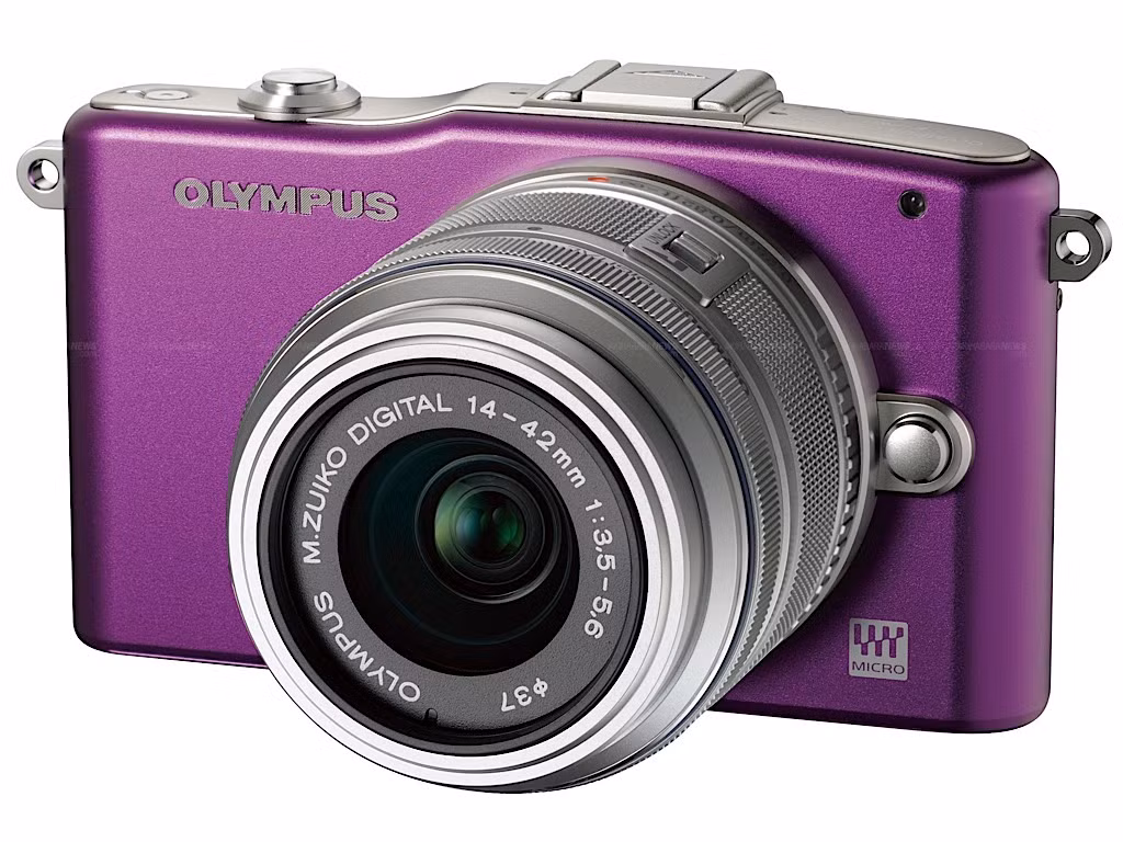 Olympus E-PM1 (PEN Mini) Điểm tuyệt vời nhất của PEN Mini là khả năng thay ống kính và số lượng ống kính người dùng có thể lựa chọn. Mini là một mẫu máy trong họ PEN 2011 của Olympus với khả năng bắt nét tự động nhanh (tại 35 điểm). Chiếc máy có cảm biến 12,3-megapixel có thể chụp một trận bóng tennis với tốc độ cao mà người dùng không tốn một giọt mồ hôi. Ảnh của Mini sạch và đầy sức sống. Máy có trang bị nút bấm đơn để quay phim HD 1080i. Giá: 10,4 triệu đồng (500USD)