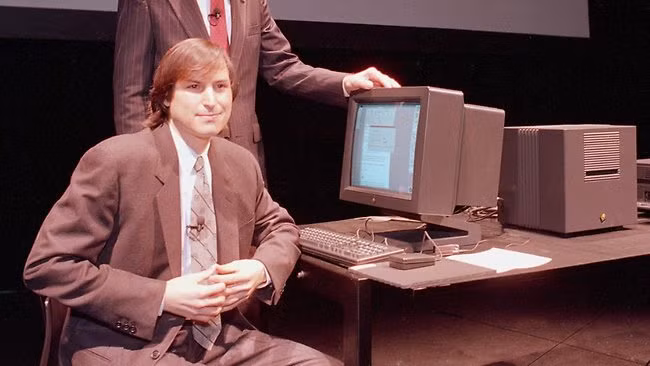 5. NeXT computer (1989) Ra mắt máy tính NeXT. Chiếc máy tính này được bán kèm với một chiếc màn hình đơn sắc, nhưng đã không thành công trên thị trường và công ty chỉ bản được một khối lượng rất nhỏ.