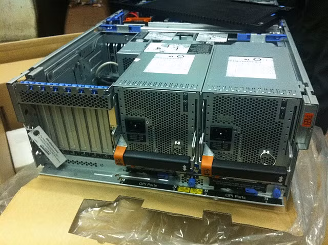 IBM x3850x5 nhìn sát mặt sau IBM x3850x5 nhìn sát mặt sau