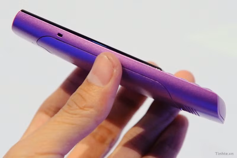 Phần hông và lưng thì cong cong bầu bầu giống như là chiếc Nokia X2-01 với nắp in bằng kim loại. Máy bầu và cầm rất chắc tay. Tuy được bán đắt hơn so với Asha 200 và 201 nhưng 303 này so với những chiếc điện thoại có khả năng kết nối cao trên thị trường thì vẫn rẻ. Nokia dự định bán Asha 303 với giá 115 euro, là khoảng 3,5 triệu đồng Việt Nam.