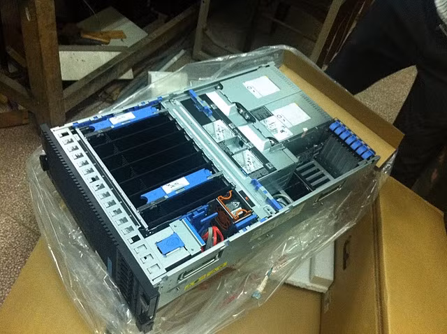 IBM x3850x5 nhìn tổng thể từ trên xuống các góc IBM x3850x5 nhìn tổng thể từ trên xuống các góc